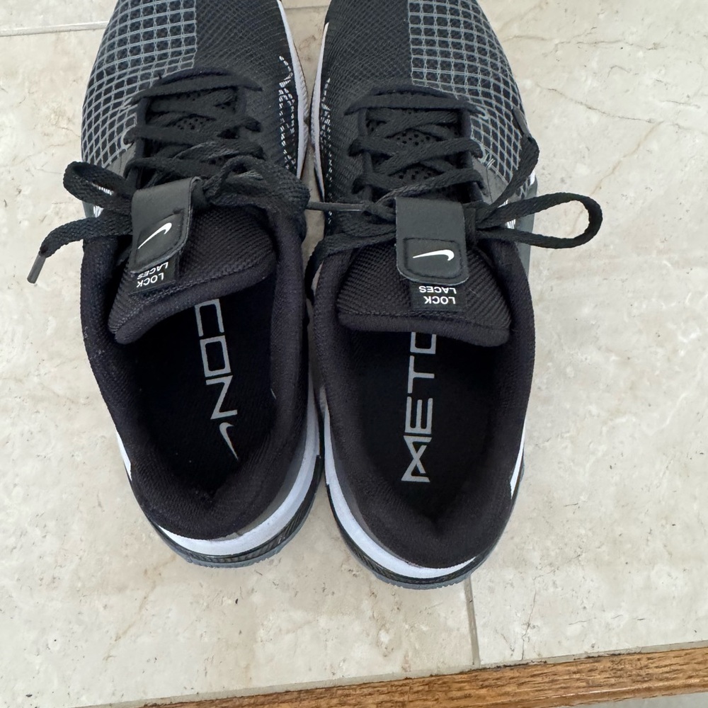 Nike Black and Gray Athletic Shoes - Picture 6 of 7